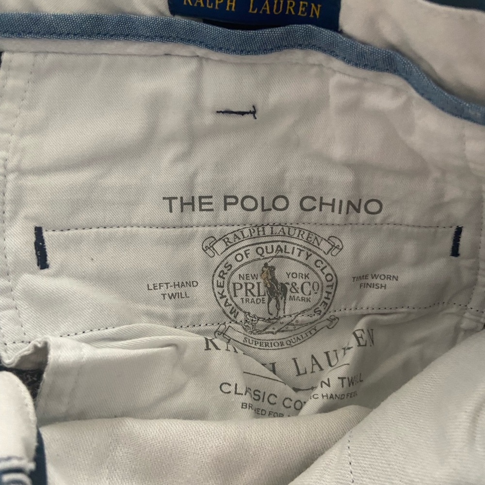 POLO chinos with embroidery.